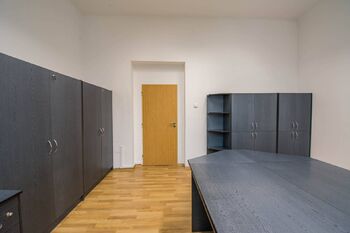 místnost do dvora - Pronájem kancelářských prostor 60 m², Hradec Králové