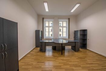místnost do ulice - Pronájem kancelářských prostor 60 m², Hradec Králové