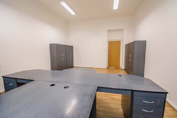 místnost do ulice - Pronájem kancelářských prostor 60 m², Hradec Králové