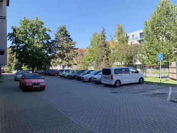 parkování před domem - Prodej bytu 2+1 v osobním vlastnictví 48 m², Rakovník