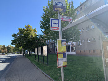 autobusová zastávka před domem a - Prodej bytu 2+1 v osobním vlastnictví 48 m², Rakovník
