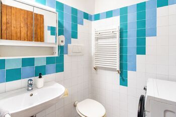 koupelna se vstupem z kuchyně - Prodej domu 141 m², Colonnella