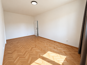 Samostatný větší pokoj - aktuální stav. - Prodej bytu 3+1 v družstevním vlastnictví 61 m², Teplice