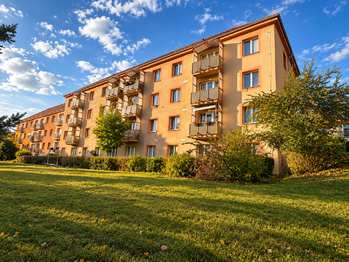 BD s okny bytu + klidná zeleň před domem... - Prodej bytu 3+1 v družstevním vlastnictví 61 m², Teplice