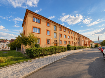 Pohled na BD z ulice Svojsíkova, navzující na zástavbu vil a RD - Prodej bytu 3+1 v družstevním vlastnictví 61 m², Teplice