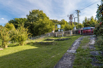 zahrada vjezd - Prodej domu 115 m², Děčín