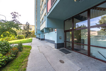 vstup do domu - Pronájem bytu 2+kk v osobním vlastnictví 46 m², Praha 8 - Kobylisy