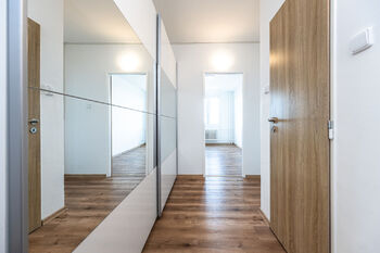 chodba s vestavěvnou skříní - Pronájem bytu 2+kk v osobním vlastnictví 46 m², Praha 8 - Kobylisy