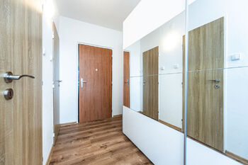 chodba s vestavěvnou skříní - Pronájem bytu 2+kk v osobním vlastnictví 46 m², Praha 8 - Kobylisy