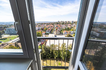 francouzské okno v obýváku - Pronájem bytu 2+kk v osobním vlastnictví 46 m², Praha 8 - Kobylisy