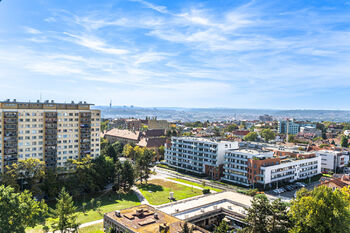výhled - Pronájem bytu 2+kk v osobním vlastnictví 46 m², Praha 8 - Kobylisy