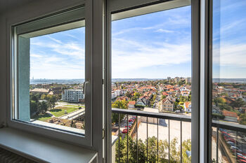 obývák a výhled - Pronájem bytu 2+kk v osobním vlastnictví 46 m², Praha 8 - Kobylisy