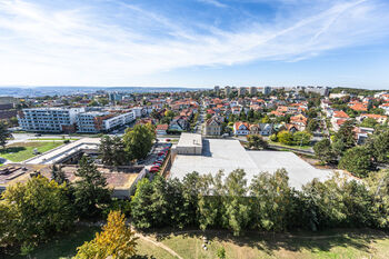 výhled - Pronájem bytu 2+kk v osobním vlastnictví 46 m², Praha 8 - Kobylisy