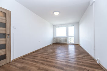 obývací pokoj s nádherným výhledem - Pronájem bytu 2+kk v osobním vlastnictví 46 m², Praha 8 - Kobylisy 