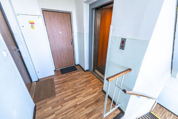 společná chodba, výtah - Pronájem bytu 2+kk v osobním vlastnictví 46 m², Praha 8 - Kobylisy