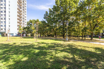 okolí - Pronájem bytu 2+kk v osobním vlastnictví 46 m², Praha 8 - Kobylisy