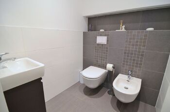 toaleta s WC a bidetem - Pronájem bytu 2+kk v osobním vlastnictví 68 m², Praha 5 - Jinonice