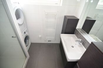 koupelna se sprchovým koutem a pračkou a sušičkou - Pronájem bytu 2+kk v osobním vlastnictví 68 m², Praha 5 - Jinonice