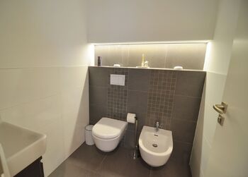 podsvícení na toaletě - Pronájem bytu 2+kk v osobním vlastnictví 68 m², Praha 5 - Jinonice
