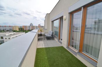 terasa podél celého bytu - Pronájem bytu 2+kk v osobním vlastnictví 68 m², Praha 5 - Jinonice