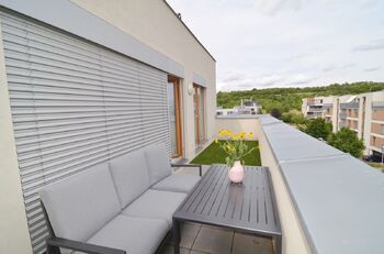 hliníkové žaluzie s elektrickým pohonem  - Pronájem bytu 2+kk v osobním vlastnictví 68 m², Praha 5 - Jinonice