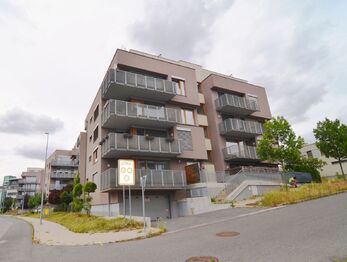 pohled na dům  - Pronájem bytu 2+kk v osobním vlastnictví 68 m², Praha 5 - Jinonice