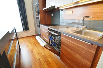 kuchyňský kout s myčkou a spotřebiči - Pronájem bytu 2+kk v osobním vlastnictví 68 m², Praha 5 - Jinonice