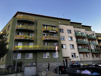 Pohled na dům - Pronájem bytu 3+kk v osobním vlastnictví 76 m², Rajhrad 