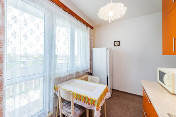 5. Kuchyně a vstup na balkon - Pronájem bytu 3+1 v osobním vlastnictví 72 m², Beroun