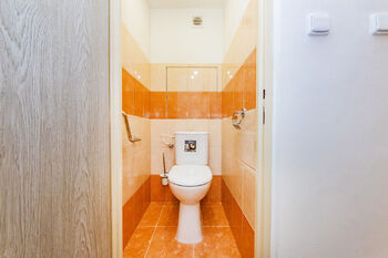 15. Samostatná toaleta - Pronájem bytu 3+1 v osobním vlastnictví 72 m², Beroun