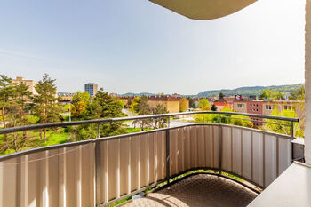 1. Výhled z balkonu u kuchyně - Pronájem bytu 3+1 v osobním vlastnictví 72 m², Beroun 