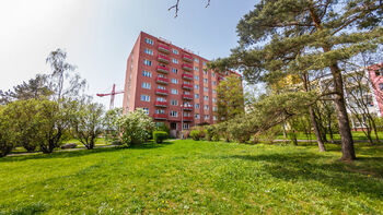 23. Pohled na dům z parku před domem - Pronájem bytu 3+1 v osobním vlastnictví 72 m², Beroun