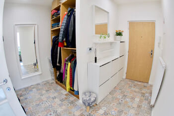 Hala se šatnou - Pronájem bytu 2+kk v osobním vlastnictví 63 m², Praha 10 - Strašnice