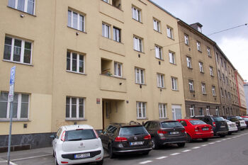 Pohled na dům - Pronájem bytu 2+kk v osobním vlastnictví 63 m², Praha 10 - Strašnice