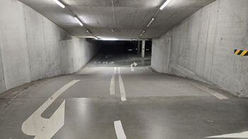 Výjezd z podzemního patra - Prodej garážového stání 13 m², Brno