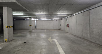 Příjezd - Prodej garážového stání 13 m², Brno