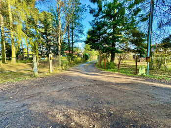 Pohled od parkoviště - Prodej pozemku 947 m², Psáry