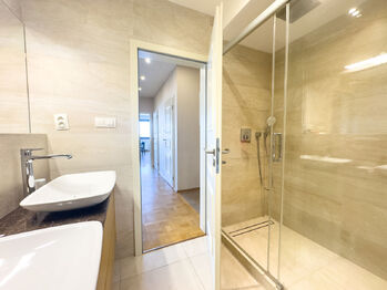 Prodej bytu 6 a více v osobním vlastnictví 194 m², Praha 9 - Hrdlořezy