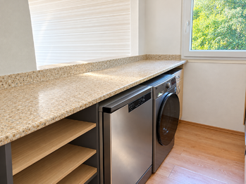Kuchyňská linka se spotřebiči - Prodej chaty / chalupy 183 m², Krásný Les