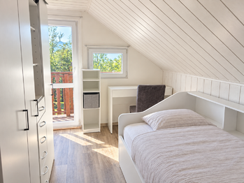 podkrovní pokoj s výhledem z balkonu - Prodej chaty / chalupy 183 m², Krásný Les