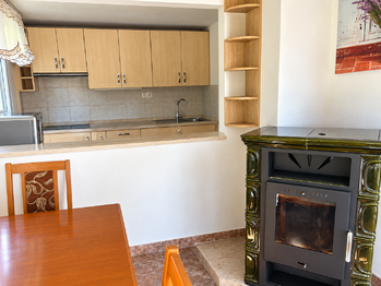 jídelna s kachlovými kamny - Prodej chaty / chalupy 183 m², Krásný Les