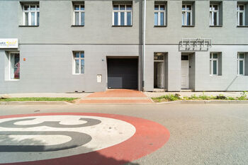 vjezd do bytového domu - Prodej malého objektu 472 m², Brno
