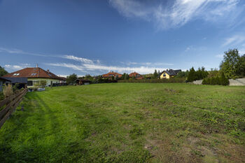 Prodej pozemku 2227 m², Sadov