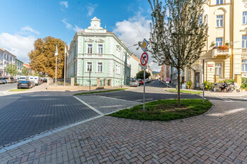 Křižovatka ulic vytváří přirozené veřejné prostranství  - Prodej bytu 3+1 v osobním vlastnictví 61 m², Litoměřice