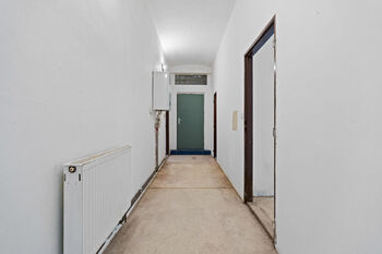 Chodba bytu - v pozadí vstupní dveře  - Prodej bytu 3+1 v osobním vlastnictví 61 m², Litoměřice