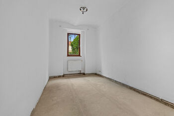 Ložnice za koupelnou s oknem do vnitrobloku  - Prodej bytu 3+1 v osobním vlastnictví 61 m², Litoměřice