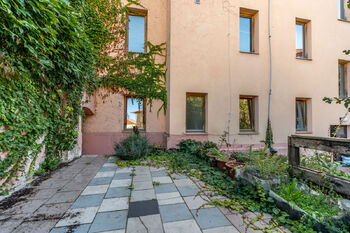 Terasa - spodní čtyři okna - z leva ložnice, koupelna, obývací pokoj a KK - Prodej bytu 3+1 v osobním vlastnictví 61 m², Litoměřice