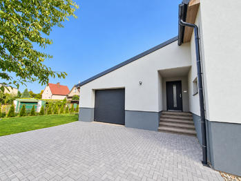 Vstup do domu a garáž - Prodej domu 221 m², Ostrava