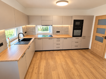 kuchyně - Prodej domu 221 m², Ostrava