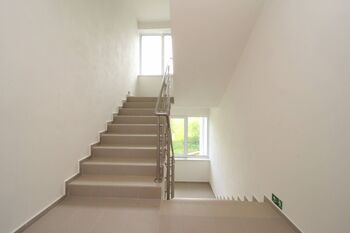 schodiště - Pronájem bytu 2+kk v osobním vlastnictví 64 m², Plzeň